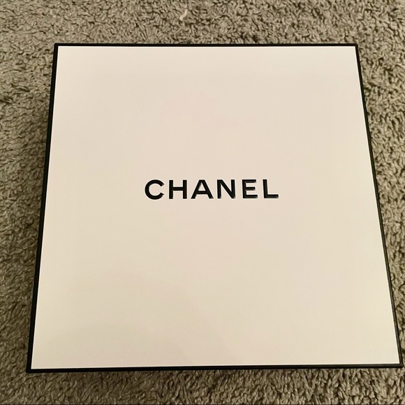 Chanel Gift Box - Picture 2 of 3